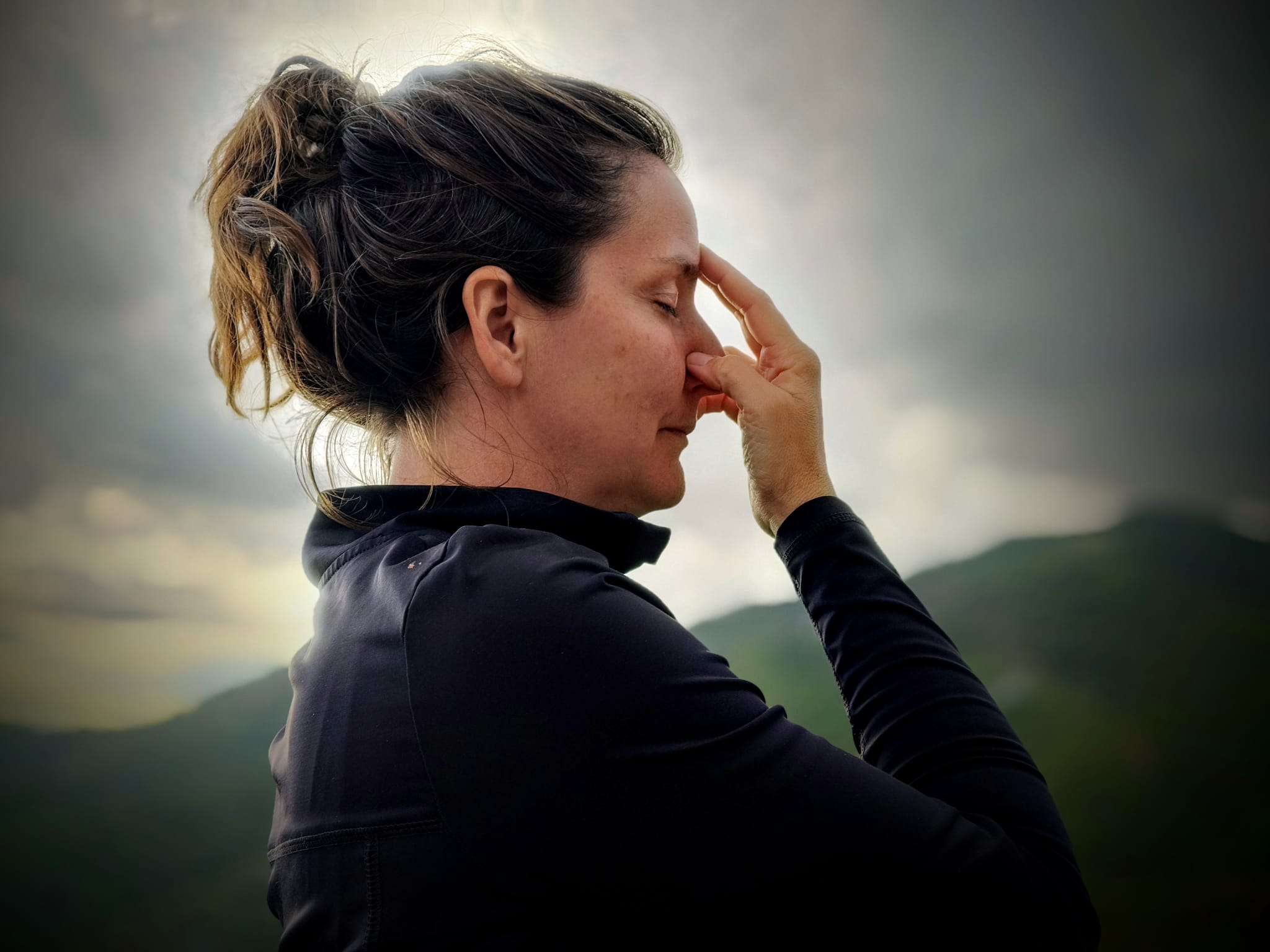 Ademcoach Arja Cirkel beeldt een oefening uit.